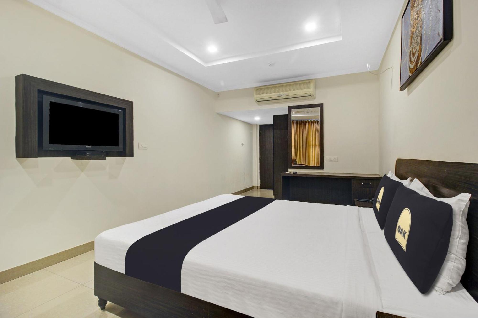 Super Townhouse Oak Lb Nagar Ramoji Hotel Haiderabad Buitenkant foto