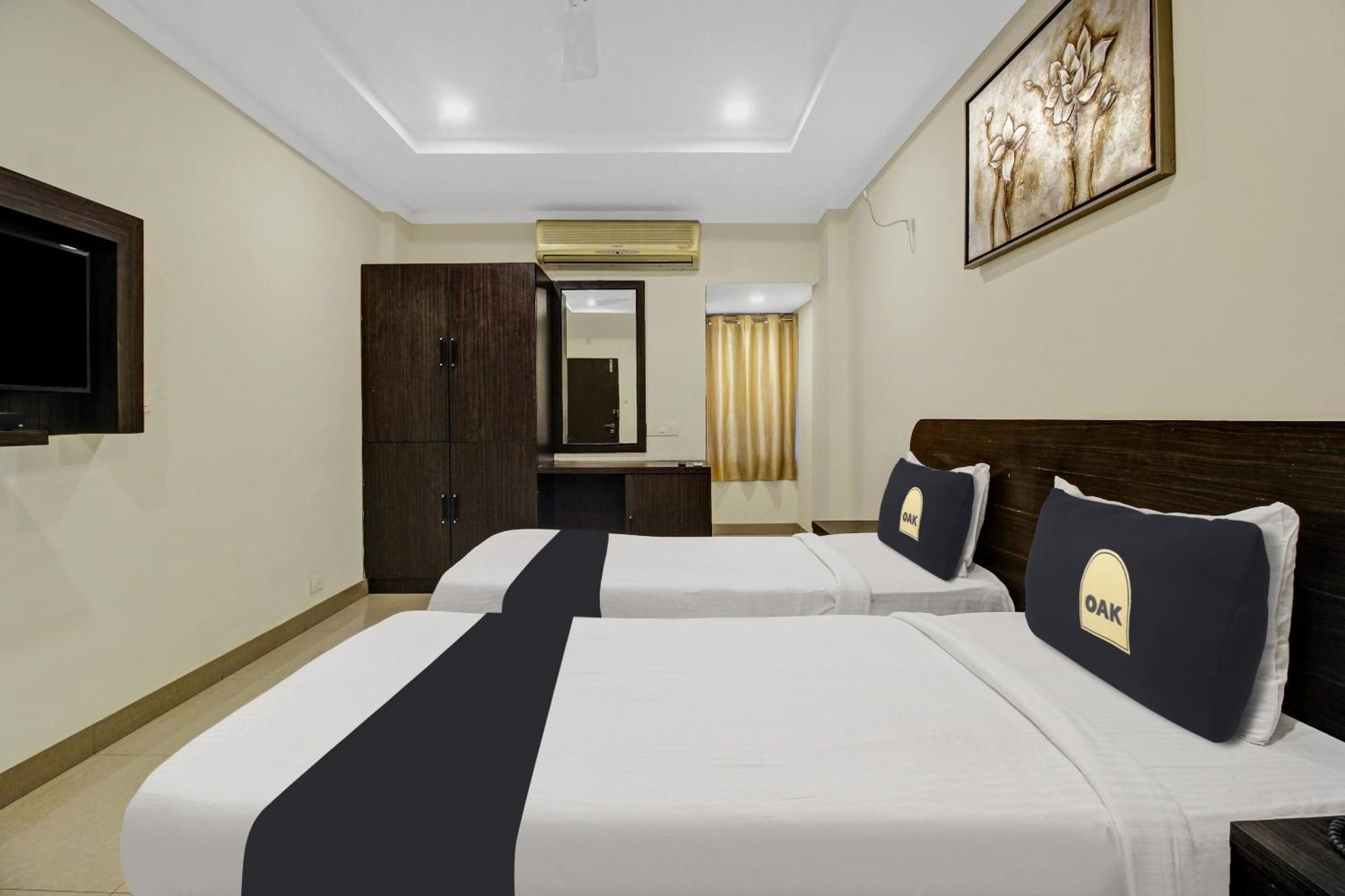 Super Townhouse Oak Lb Nagar Ramoji Hotel Haiderabad Buitenkant foto