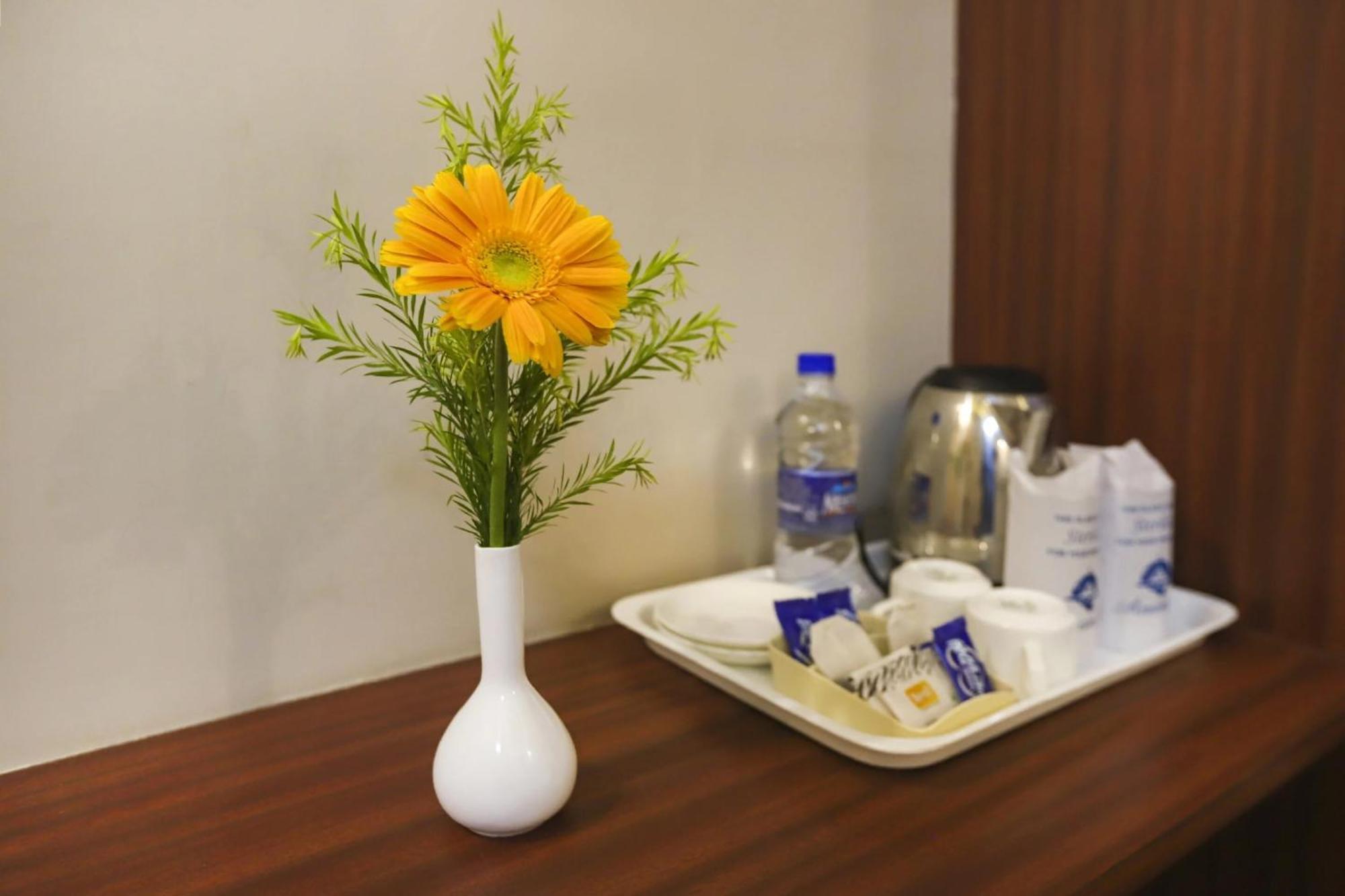 Super Townhouse Oak Lb Nagar Ramoji Hotel Haiderabad Buitenkant foto