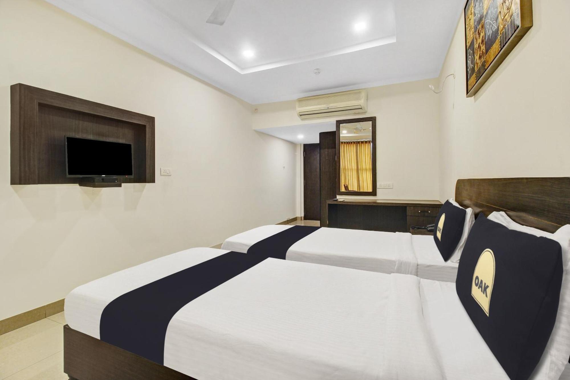 Super Townhouse Oak Lb Nagar Ramoji Hotel Haiderabad Buitenkant foto