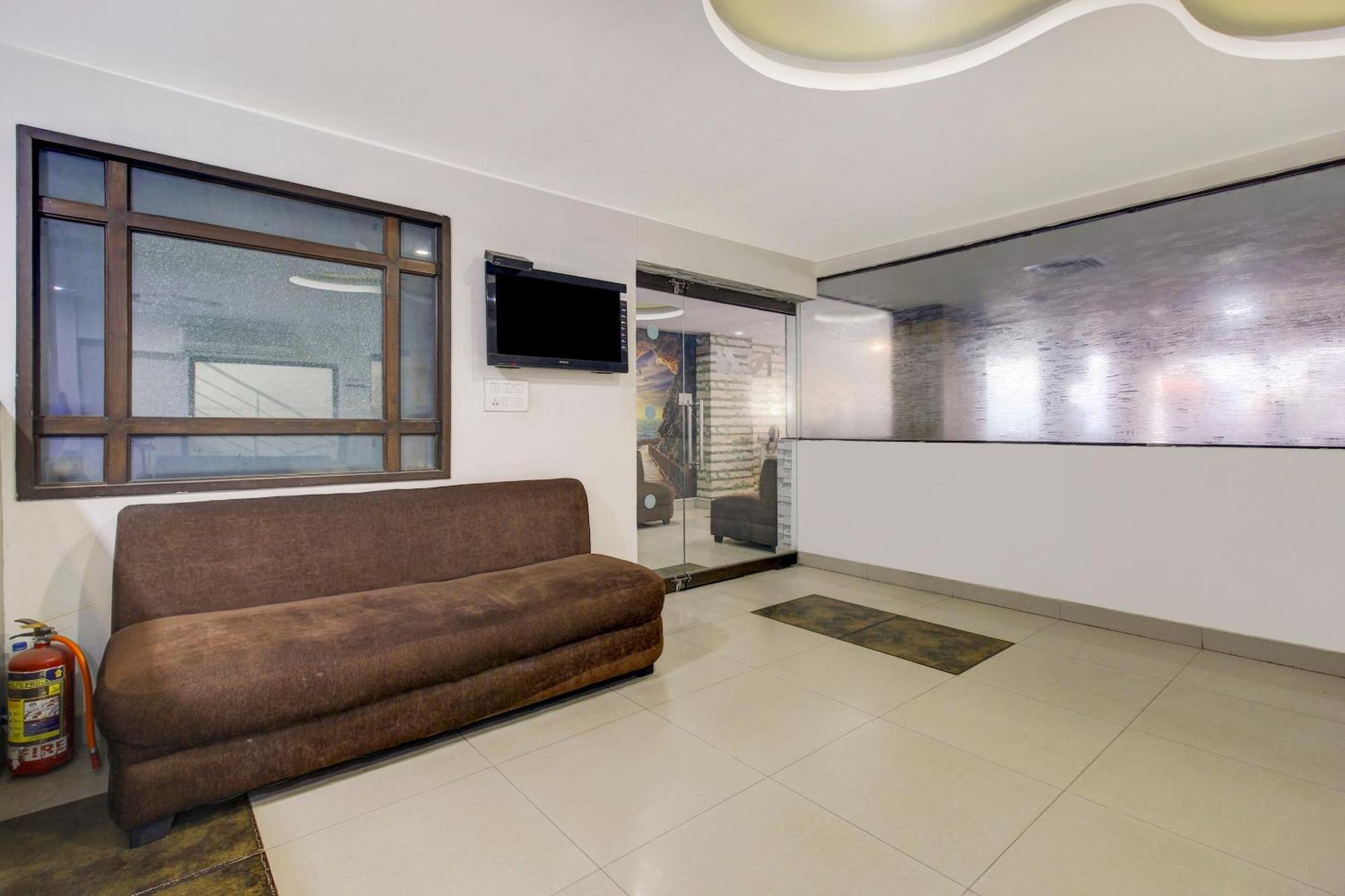 Super Townhouse Oak Lb Nagar Ramoji Hotel Haiderabad Buitenkant foto