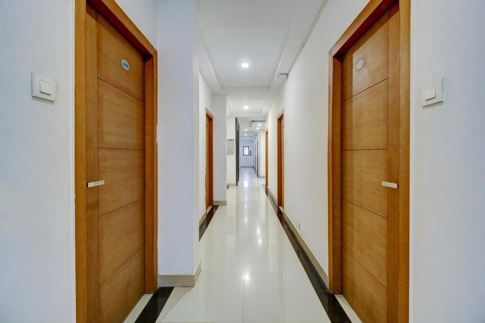 Super Townhouse Oak Lb Nagar Ramoji Hotel Haiderabad Buitenkant foto