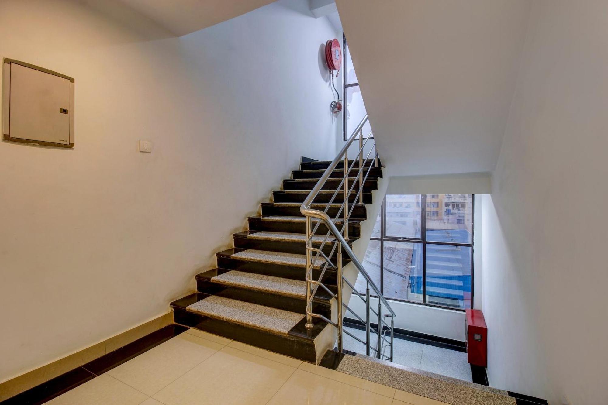 Super Townhouse Oak Lb Nagar Ramoji Hotel Haiderabad Buitenkant foto